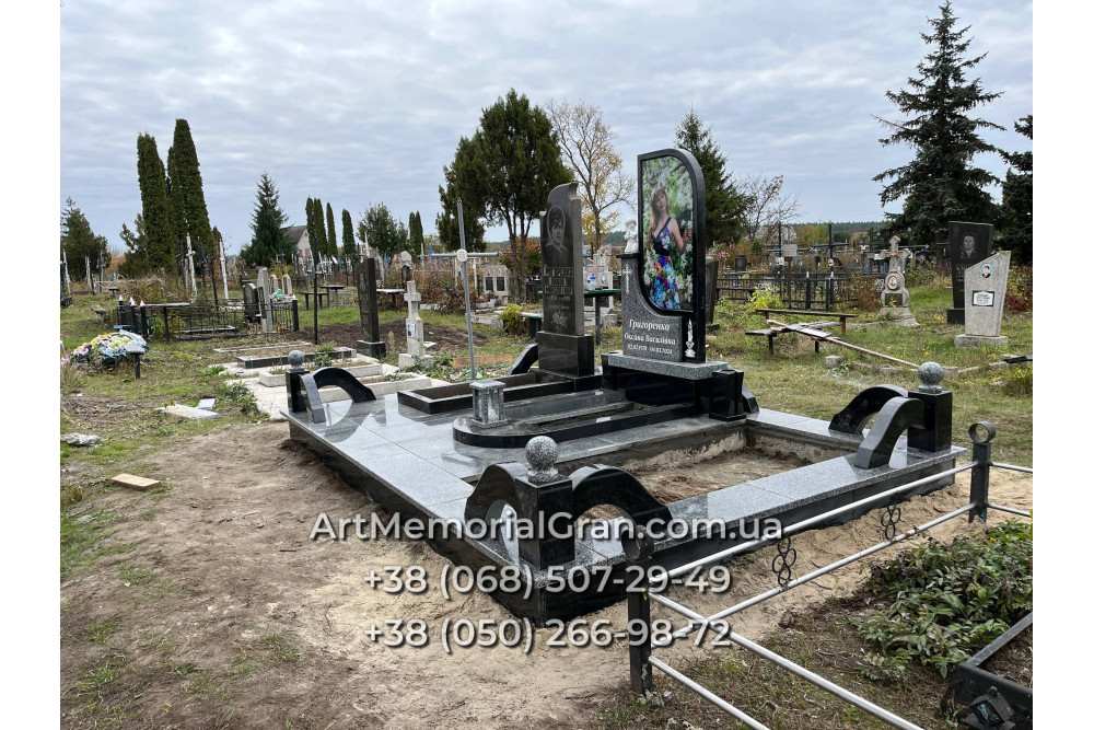 Пам'ятник для дівчини 00893